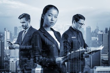 Takım elbiseli üç iş arkadaşından oluşan bir grup yeni kariyer fırsatları elde etmek için proje üzerinde birlikte çalışıyorlar. Çok uluslu şirket takımı kavramı. Kuala Lumpur. Çift pozlama.