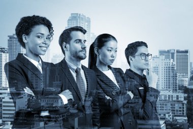 Dört başarılı iş danışmanı takım elbiseli ve müşteri sorunlarıyla uğraşmaya hazır. Bangkok şehir manzarası. Çok uluslu şirket takımı. Çift pozlama.