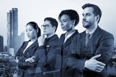 Dört başarılı iş danışmanı takım elbiseli ve müşteri sorunlarıyla uğraşmaya hazır. Bangkok şehir manzarası. Çok uluslu şirket takımı. Çift pozlama.