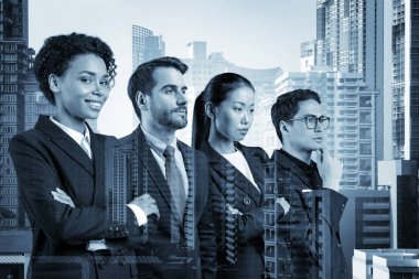 Dört başarılı iş danışmanı takım elbiseli ve müşteri sorunlarıyla uğraşmaya hazır. Bangkok şehir manzarası. Çok uluslu şirket takımı. Çift pozlama.