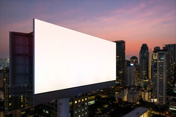 Panneau d'affichage blanc blanc avec fond de paysage urbain de Bangkok la nuit. Affiche publicitaire, maquette, rendu 3D. Vue latérale. Le concept de communication marketing pour vendre l'idée. — Photo