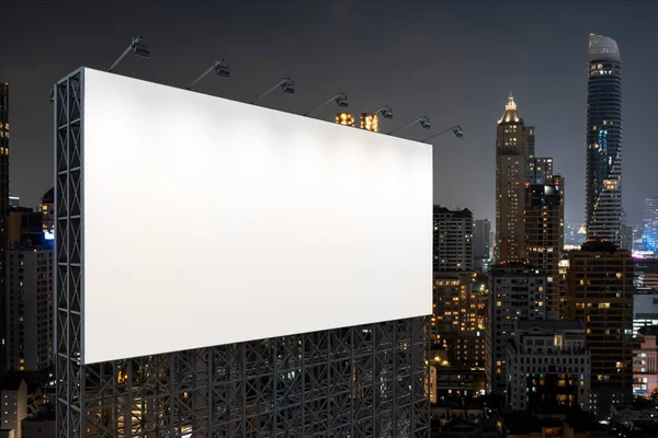 Panneau d'affichage blanc blanc avec fond de paysage urbain de Bangkok la nuit. Affiche publicitaire, maquette, rendu 3D. Vue latérale. Le concept de communication marketing pour vendre l'idée. — Photo