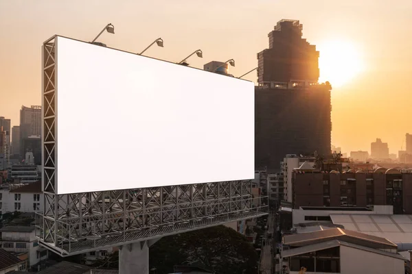하얀 노상 광고판과 방콕의 도시 경관이 일몰에 뒤섞여 있다. 길거리 광고 포스터, 조롱 , 3D 렌더링. 사이드 뷰. 아이디어를 홍보하거나 판매하기 위한 마케팅 커뮤니케이션의 개념. — 스톡 사진