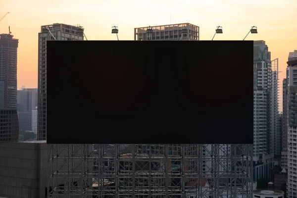 Panneau d'affichage de route noir blanc avec fond de paysage urbain de Bangkok au coucher du soleil. Affiche publicitaire, maquette, rendu 3D. Vue de face. Le concept de communication marketing pour promouvoir ou vendre une idée. — Photo