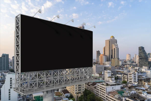 Panneau d'affichage de route noir blanc avec fond de paysage urbain de Bangkok au coucher du soleil. Affiche publicitaire, maquette, rendu 3D. Vue latérale. Le concept de communication marketing pour promouvoir ou vendre une idée. — Photo