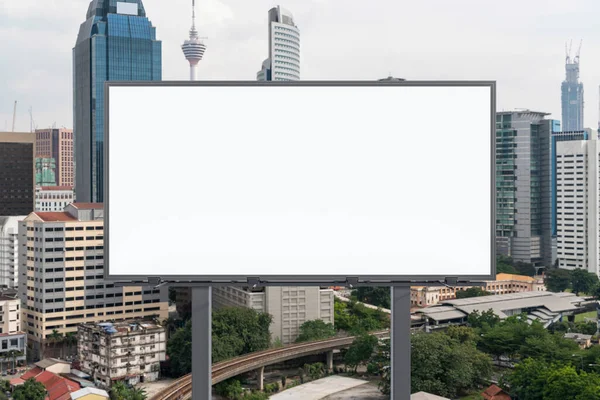 白茫茫的白路广告牌,有KL城市景观背景的白日时间.街头广告海报，模拟，3D渲染。前面的景色推广或推销观念的营销传播概念. — 图库照片