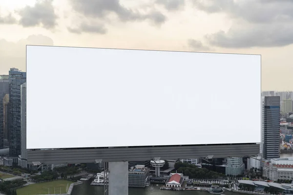 Cartelera blanca en blanco con fondo de paisaje urbano de Singapur al atardecer. Cartel publicitario callejero, maqueta, representación 3D. Vista frontal. El concepto de comunicación de marketing para vender la idea. —  Fotos de Stock