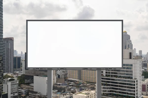 Tomma vit väg skylt med Bangkok stadsbild bakgrund på dagen. Affisch för gatureklam, modell, 3D-återgivning. Framifrån. Begreppet marknadskommunikation för att främja eller sälja idéer. — Stockfoto