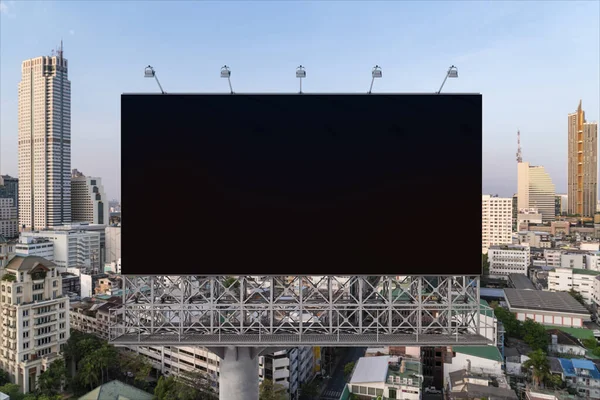 Panneau d'affichage de route noir vierge avec fond de paysage urbain de Bangkok à l'heure de jour. Affiche publicitaire, maquette, rendu 3D. Vue de face. Le concept de communication marketing pour promouvoir ou vendre une idée. — Photo