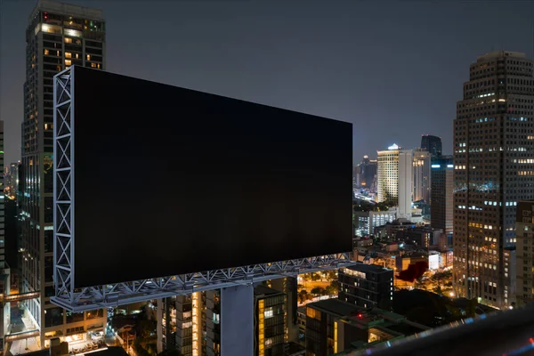 Panneau d'affichage de route noir blanc avec fond de paysage urbain de Bangkok la nuit. Affiche publicitaire, maquette, rendu 3D. Vue latérale. Le concept de communication marketing pour promouvoir l'idée. — Photo