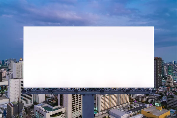 Tomma vit väg skylt med Bangkok stadsbild bakgrund på natten. Affisch för gatureklam, modell, 3D-återgivning. Framifrån. Begreppet marknadskommunikation för att främja idén. — Stockfoto