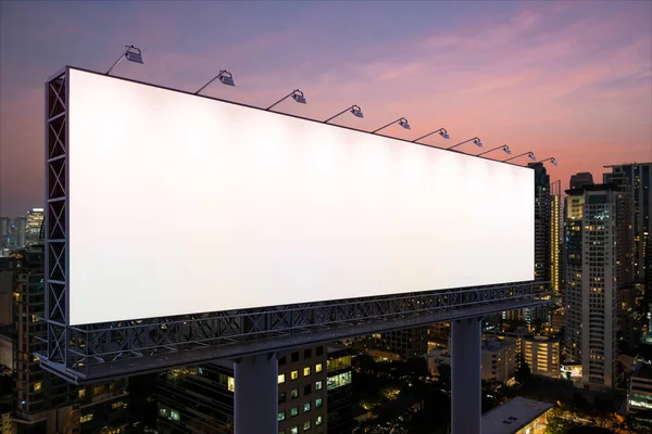 Tomma vit väg skylt med Bangkok stadsbild bakgrund på natten. Affisch för gatureklam, modell, 3D-återgivning. Sidovy. Begreppet marknadskommunikation för att sälja idé. — Stockfoto