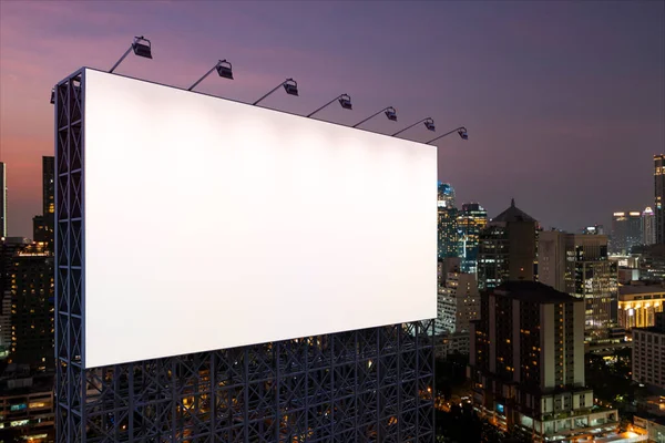 Panneau d'affichage blanc blanc avec fond de paysage urbain de Bangkok la nuit. Affiche publicitaire, maquette, rendu 3D. Vue latérale. Le concept de communication marketing pour vendre l'idée. — Photo