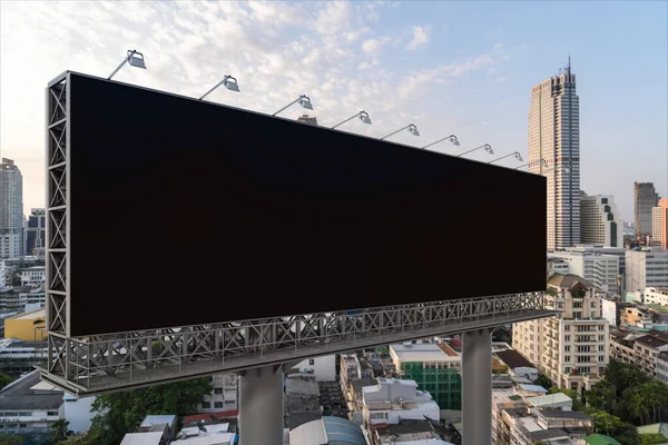 Panneau d'affichage de route noir blanc avec fond de paysage urbain de Bangkok au coucher du soleil. Affiche publicitaire, maquette, rendu 3D. Vue latérale. Le concept de communication marketing pour promouvoir ou vendre une idée. — Photo