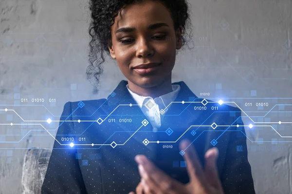 Mujer de negocios escribiendo teléfono, trabajar en la oficina moderna en el nuevo proyecto. Holograma tecnológico. Doble exposición. Concepto de éxito. — Foto de Stock