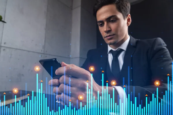 Analyste au bureau travaillant avec Smartphone, hologramme graphique de prévision de données pour analyser le comportement du marché, en tapant le téléphone. Double exposition. — Photo