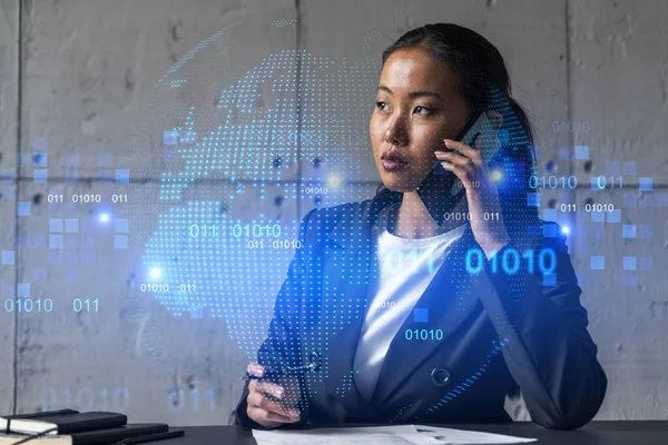 Femme d'affaires parle téléphone et hologramme de carte du monde. Double exposition. — Photo