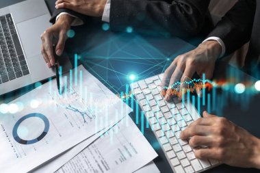 Borsa stratejisinde birlikte çalışan iki iş adamı. Forx 'un davranışlarını analiz etmeye çalış. Finansal grafik hologramı. Çift pozlama.