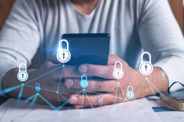 Telefonu kullanan adam. Akıllı telefon yazan eller. Kilit ikonu hologramıyla çift pozlama. Kapatın. Veri siber güvenlik konsepti. Hacker saldırısından korunma.