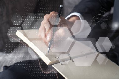 İş adamı geçmişine not alır. Soyut teknoloji hologramı.