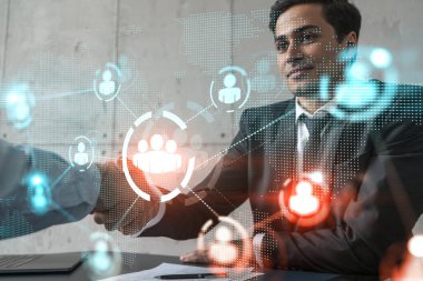 İki işadamı el sıkışıyor ve sosyal ağ hologramı. Çifte maruziyet. Uluslararası insan ilişkileri kavramı. Tokalaşma.