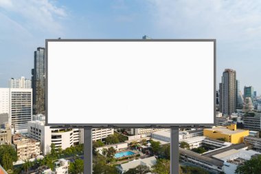 Bangkok şehir manzarası geçmişi olan boş beyaz yol reklam panosu. Sokak reklam afişi, maket, 3 boyutlu tasarım. Ön manzara. Pazarlama iletişimi fikri desteklemek veya satmak için.