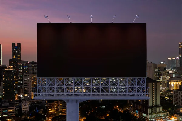 Cartelera de carretera negra en blanco con fondo de paisaje urbano de Bangkok por la noche. Cartel publicitario callejero, maqueta, representación 3D. Vista frontal. El concepto de comunicación de marketing para vender la idea. —  Fotos de Stock