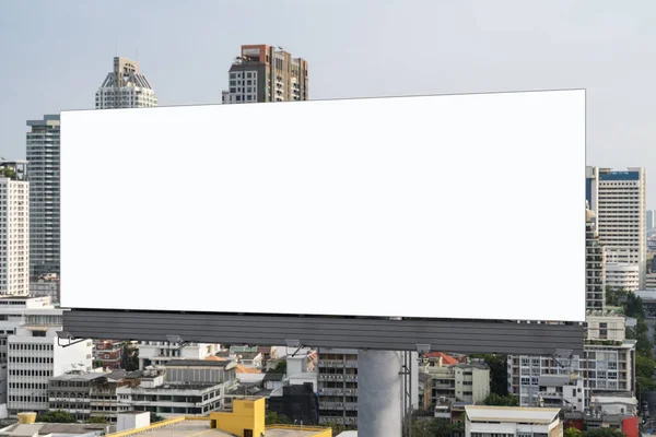 Cartelera blanca en blanco con fondo de paisaje urbano de Bangkok durante el día. Cartel publicitario callejero, maqueta, representación 3D. Vista frontal. El concepto de comunicación de marketing para promover o vender la idea. — Foto de Stock