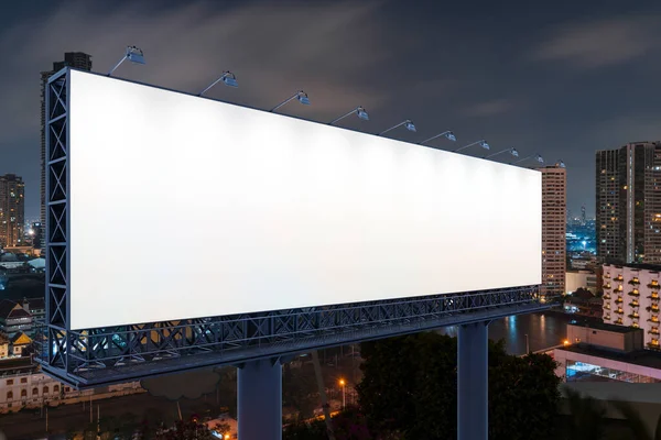 Panneau d'affichage blanc blanc avec fond de paysage urbain de Bangkok la nuit. Affiche publicitaire, maquette, rendu 3D. Vue latérale. Le concept de communication marketing pour vendre l'idée. — Photo