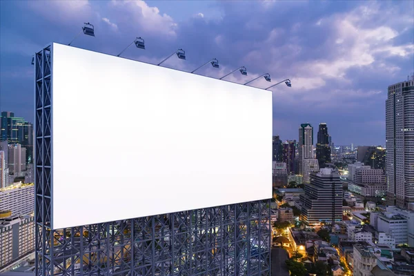 Panneau d'affichage blanc blanc avec fond de paysage urbain de Bangkok la nuit. Affiche publicitaire, maquette, rendu 3D. Vue latérale. Le concept de communication marketing pour vendre l'idée. — Photo