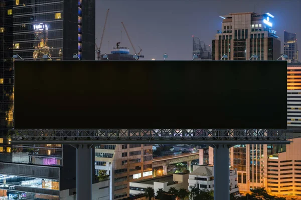 Blanco zwarte weg billboard met Bangkok stadsgezicht achtergrond 's nachts tijd. Reclameposter, model, 3D-weergave. Vooraanzicht. Het concept van marketing communicatie om ideeën te verkopen. — Stockfoto