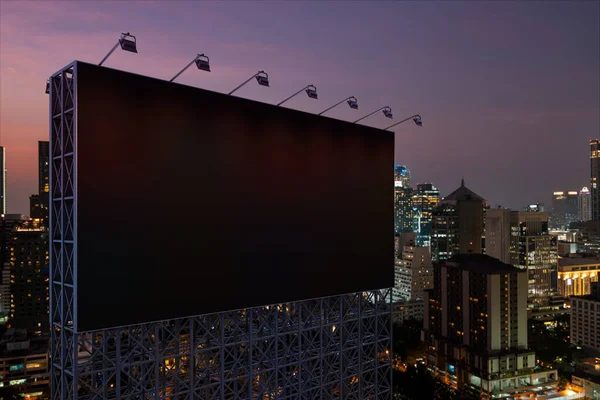 Panneau d'affichage de route noir blanc avec fond de paysage urbain de Bangkok la nuit. Affiche publicitaire, maquette, rendu 3D. Vue latérale. Le concept de communication marketing pour promouvoir l'idée. — Photo