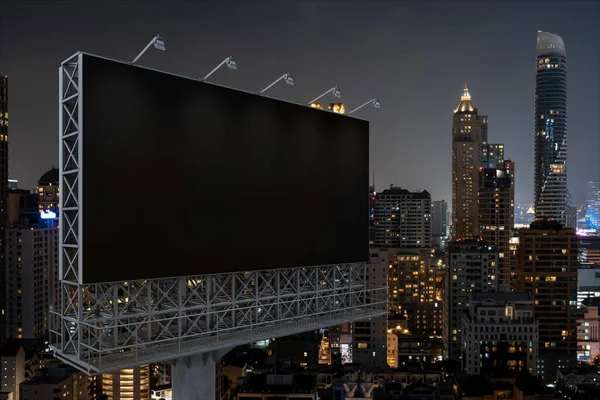 Panneau d'affichage de route noir blanc avec fond de paysage urbain de Bangkok la nuit. Affiche publicitaire, maquette, rendu 3D. Vue latérale. Le concept de communication marketing pour promouvoir l'idée. — Photo