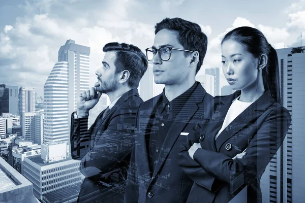 Группа из трех коллег по бизнесу в костюмах мечтает о новых карьерных возможностях после окончания MBA. Концепция многонациональной корпоративной команды. Бангкок на заднем плане. Двойное воздействие. — стоковое фото