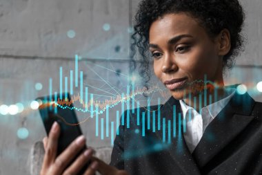 İş kadını daktilo ediyor, modern ofiste yeni bir proje üzerinde çalışıyor. Önx grafik hologramı. Çifte maruziyet. Çevrimiçi ticarette başarı kavramı. Mobil uygulama.