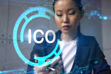 İş kadını daktilo ediyor, modern ofiste yeni bir proje üzerinde çalışıyor. ICO engelleme hologramı. Çifte maruziyet. Başarı kavramı.