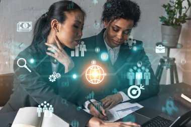 Modern ofiste iki iş kadını yeni projede birlikte çalışıyor. Çifte maruziyet. Başarı kavramı.