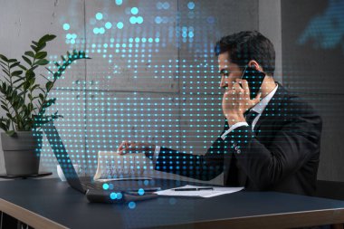 Erkek ofisi konuşma telefonu dünya haritası uluslararası çizim konseptini kullanır. Çift pozlama.