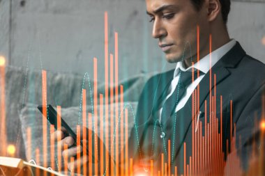 Smartphone ile çalışan bir tüccar, FOREX grafik hologramı piyasa davranışlarını analiz etmek için, daktilo etmek için. Çift pozlama.