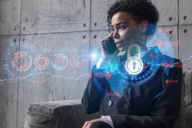 İş kadını telefonla konuşur ve hologramı kilitler. Çifte maruziyet. Güvenlik bilgi koruma kavramı.