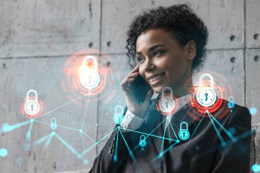 İş kadını telefonla konuşur ve hologramı kilitler. Çifte maruziyet. Güvenlik bilgi koruma kavramı.