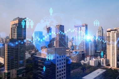 Asya, Bangkok 'un günbatımı panoramik şehir manzarası üzerine sosyal medya simgelerinin hologramı. İnsan ilişkileri kavramı. Çoklu pozlama.