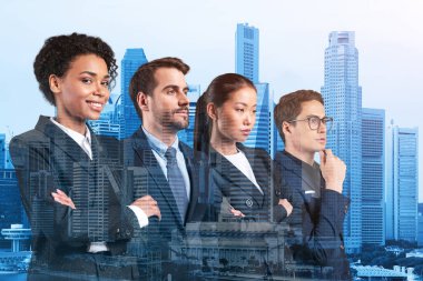 Dört başarılı iş danışmanı takım elbiseli ve müşteri sorunlarıyla uğraşmaya hazır. Singapur şehir manzarası. Çok uluslu şirket takımı. Çift pozlama.