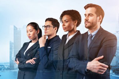 Dört başarılı iş danışmanı takım elbiseli ve müşteri sorunlarıyla uğraşmaya hazır. Singapur şehir manzarası. Çok uluslu şirket takımı. Çift pozlama.