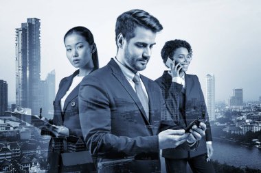 Takım elbiseli üç iş arkadaşından oluşan bir grup yeni kariyer fırsatları elde etmek için proje üzerinde birlikte çalışıyorlar. Bangkok 'taki çok uluslu şirket takımı kavramı. Çift pozlama.