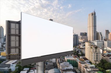 Gün batımında Bangkok şehir manzaralı boş beyaz yol reklam panosu. Sokak reklam afişi, maket, 3 boyutlu tasarım. Yan görüş. Pazarlama iletişimi fikri desteklemek veya satmak için.