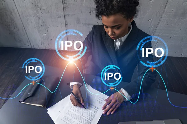 Женщина подписывает контракт и голограмму символа ipo. Концепция первичного размещения. Мультиэкспозиция Международный бизнес. — стоковое фото