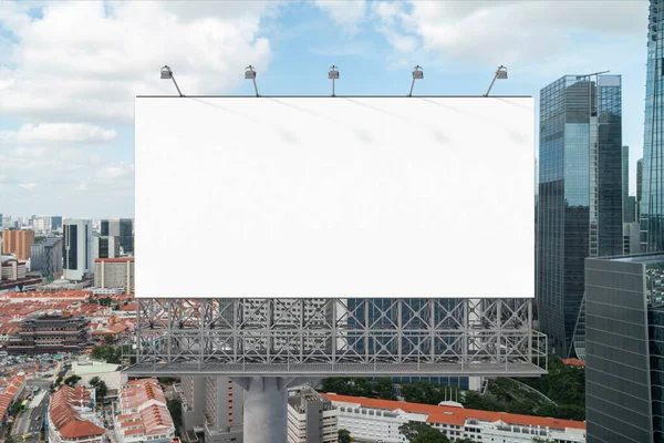 Cartelera blanca en blanco con fondo de paisaje urbano de Singapur durante el día. Cartel publicitario callejero, maqueta, representación 3D. Vista frontal. El concepto de comunicación de marketing para promover. —  Fotos de Stock