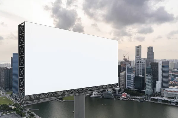 Panneau d'affichage blanc blanc avec fond de paysage urbain de Singapour au coucher du soleil. Affiche publicitaire, maquette, rendu 3D. Vue latérale. Le concept de communication marketing pour vendre l'idée. — Photo