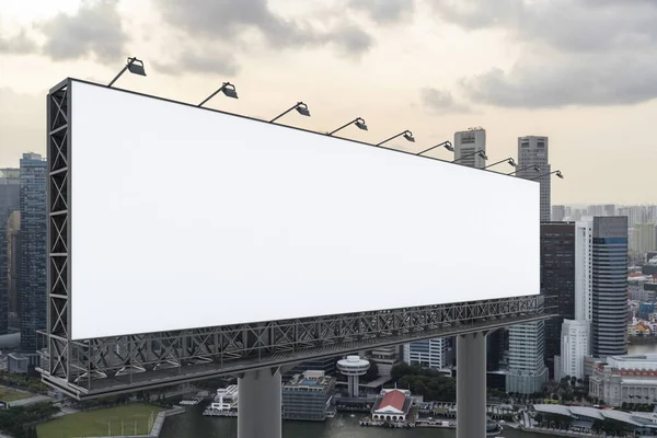 Cartelera blanca en blanco con fondo de paisaje urbano de Singapur al atardecer. Cartel publicitario callejero, maqueta, representación 3D. Vista lateral. El concepto de comunicación de marketing para vender la idea. —  Fotos de Stock